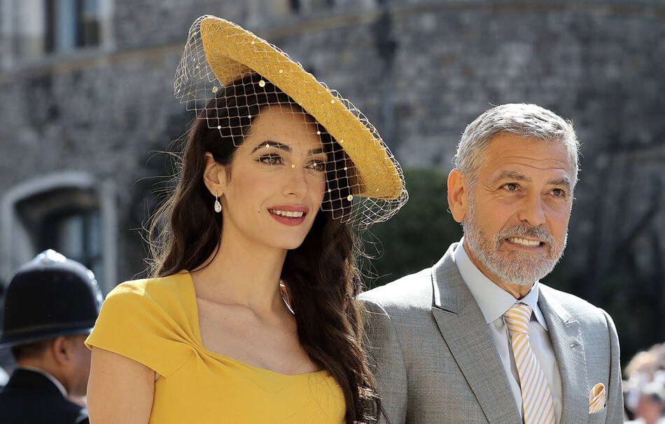 Амаль Клуни и Джордж Клуни прибывают в часовню Святого Георгия в Виндзорском замке перед свадьбой принца Гарри и Меган Маркл 19 мая 2018 года в Виндзоре, Англия.