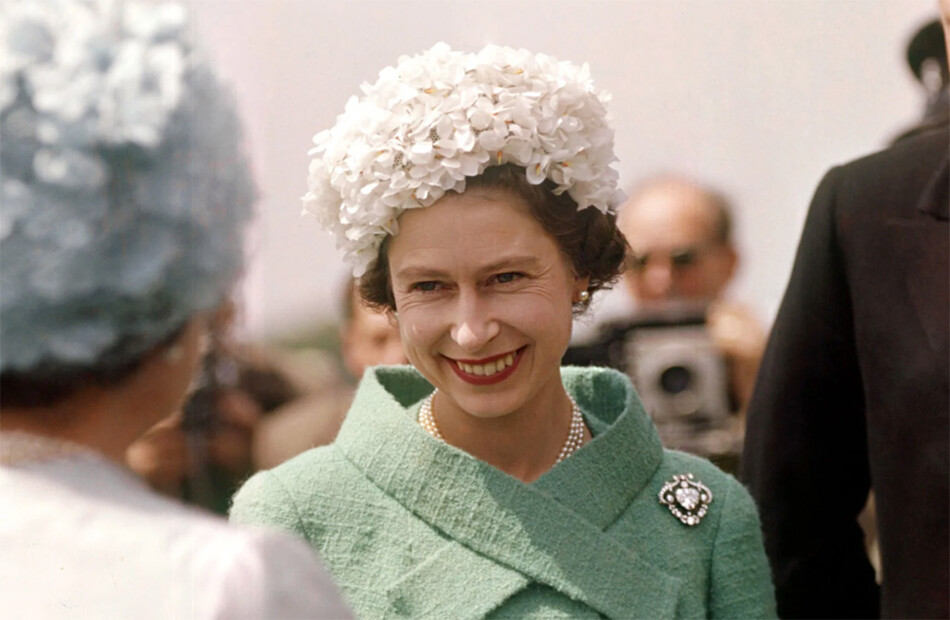 Королева Елизавета в Эпсоме в 1962 году, на ней брошь с бриллиантом Cullinan V 