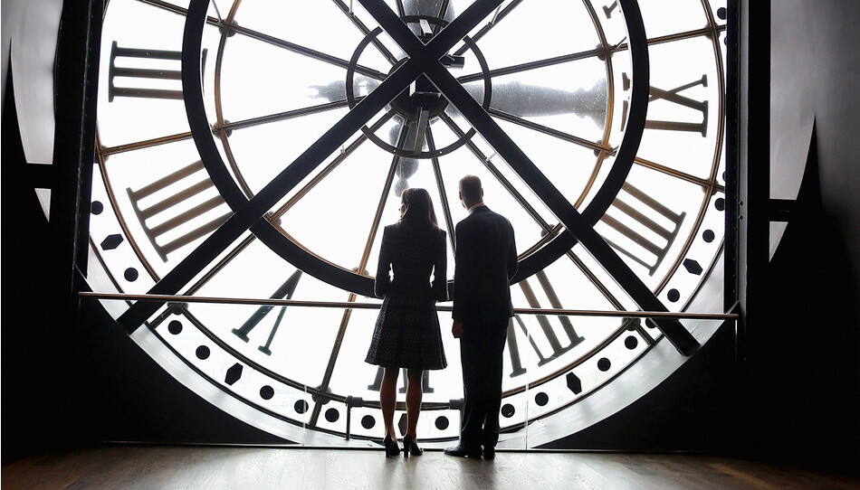 Герцог и герцогиня Кембриджские смотрят на часы во время посещения музея Орсе в Париже в 2017 году, Франция
