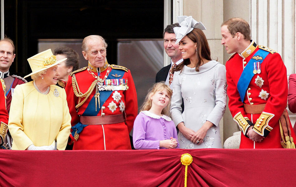 Королева Елизавета II, принц Филипп, герцог Эдинбургский, леди Луиза Виндзор, Кэтрин, герцогиня Кембриджская и принц Уильям, Герцог Кембриджский а балконе Букингемского дворца во время ежегодной церемонии вручения знамени в Букингемском дворце 16 июня 2012 года в Лондоне, Англия