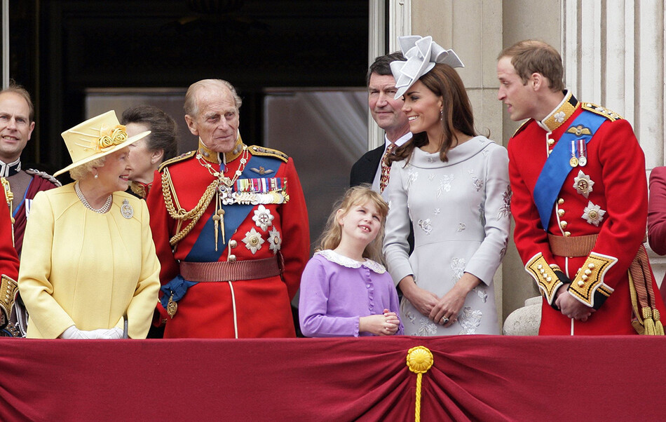 Елизавета II, принц Филипп, леди Луиза Виндзор, Кейт Миддлтон и принц Уильям, 2012