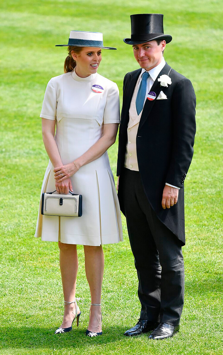 Принцесса Беатрис Йоркская с мужем Эдоардо Мапелли-Моцци беседуют во второй день королевских скачек на ипподроме Аскот 15 июня 2022 года в Аскоте, Англия