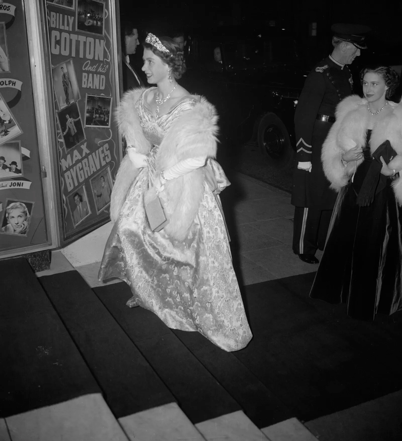 Елизавета II на&nbsp;Royal Variety Performance в 1952 году