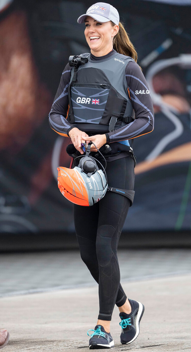 Кэтрин, герцогиня Кембриджская в полной спортивной экипировке готовится принять участие к гонке на катамаране сэра Бена Эйнсли, Великобритания SailGP F50 31 июля 2022 года в Плимуте, Англия