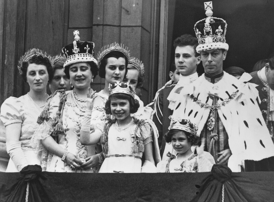 Принцесса Елизавета (в центре) с отцом королём Джорджем и королевой Елизаветой с сестрой принцессой Маргарет и членами королевской семьи в полных коронационных регалиях на балконе Букингемского дворца после церемонии коронации Георга VI, Лондон, 12 мая 1937