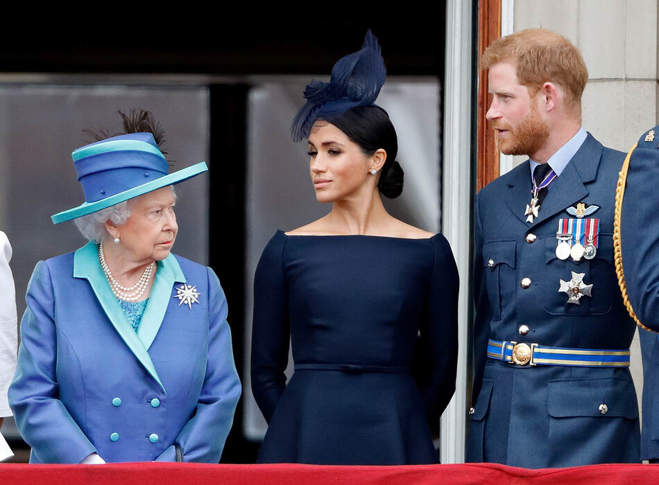 Elizabeth_II_otvet_Meghan_Markle_prince_Harry_02_Mainstyle.jpegКоролева с герцогиней и герцогом Сассекскими на балконе Букингемского дворца в честь столетия Королевских ВВС 10 июля 2018 года в Лондоне , Англия