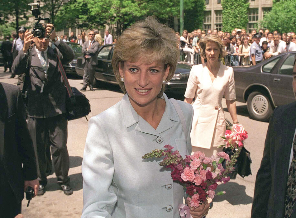 Принцесса Уэльская посещает больницу округа Кук, Чикаго. Позади находится фрейлина виконтесса Сара Джейн Кэмпден, 05 июня 1996 года