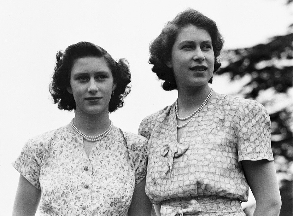 Принцесса Елизавета и её сестра принцесса Маргарет в Королевской ложе, Виндзор, Великобритания, 8 июля 1946 года