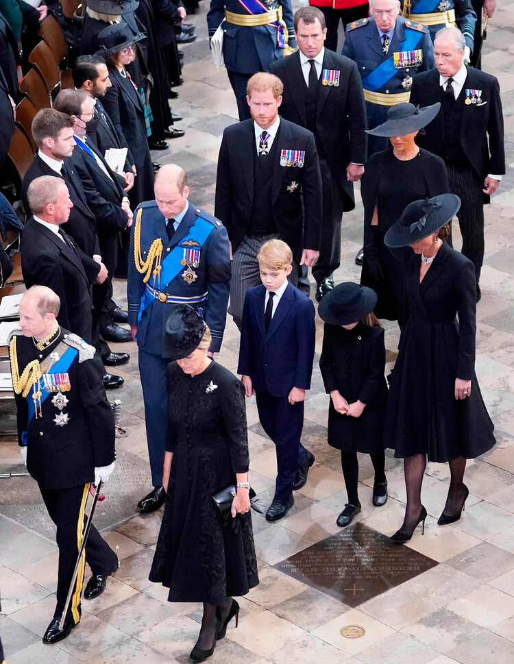 Принц Гарри и Меган Маркл с членами королевской семьи на государственной церемонии похорон королевы Елизаветы II в Вестминстерском аббатстве в Лондоне 19 сентября 2022 года