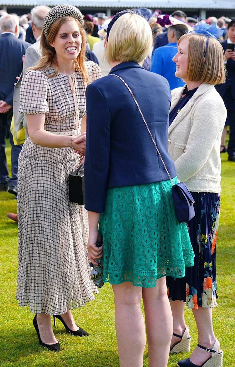 Принцесса Беатрися выступает перед гостями на вечеринке в Королевском саду в Букингемском дворце 25 мая 2022 года в Лондоне, Англия