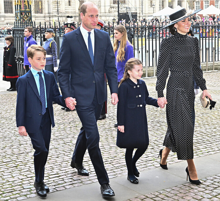 Принц Уильям и Кейт Миддлтон с детьми принцем Джорджем и принцессой Шарлоттой, 2022