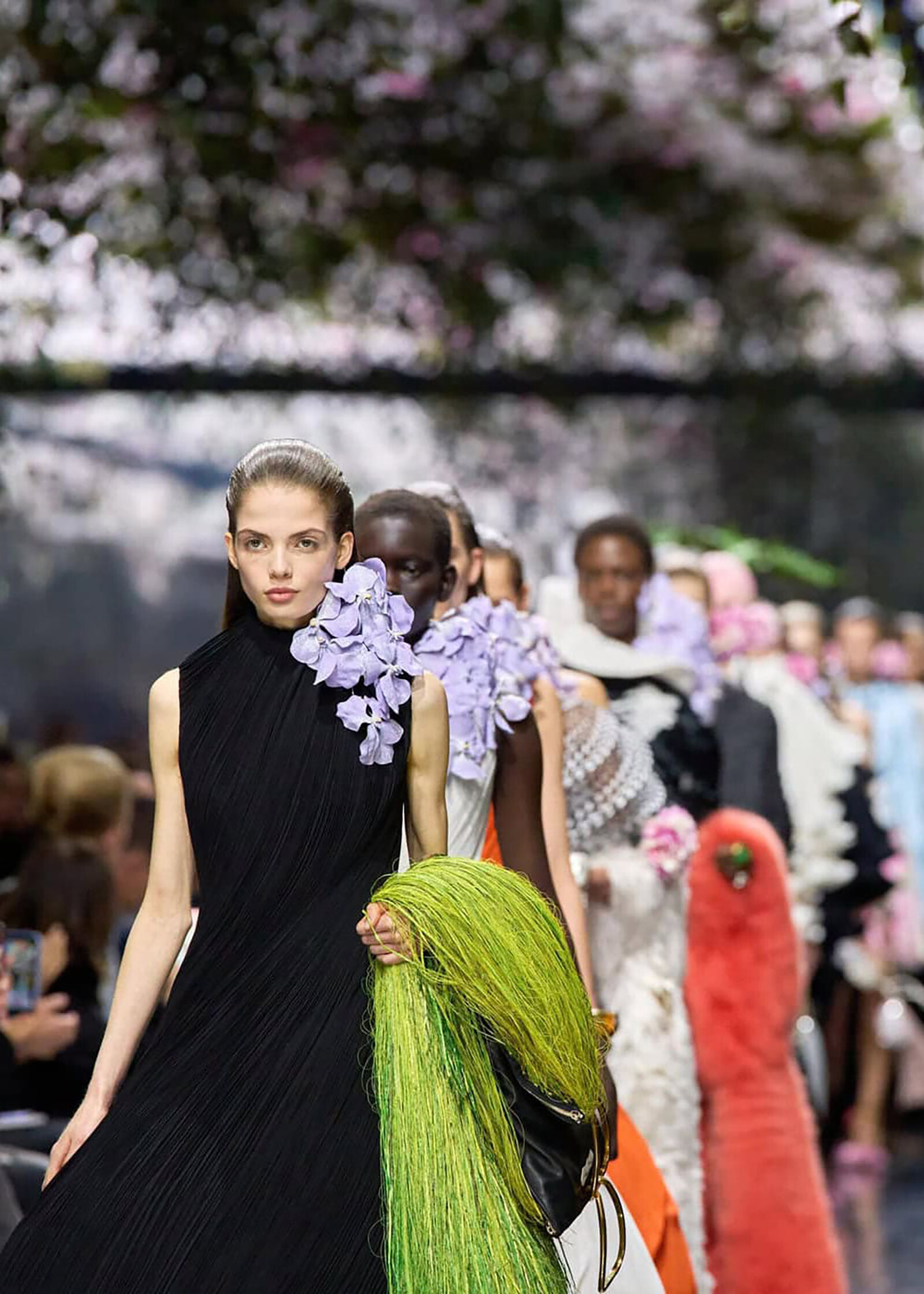 Трикотаж, цветы и алюминий: Джонатан Андерсон дебютировал с кутюрной коллекцией для Dior