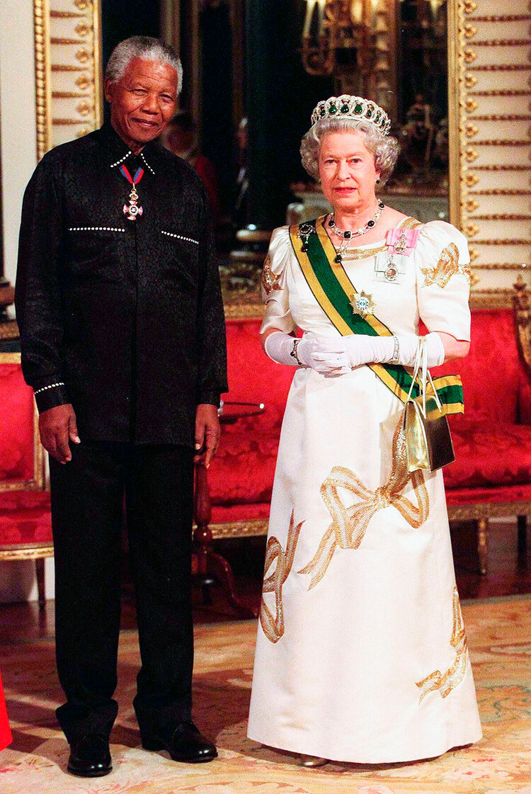 Королева Елизавета II позирует с Нельсоном Манделой в Букингемском дворце 3 мая 2000 года в Виндзоре, Англия