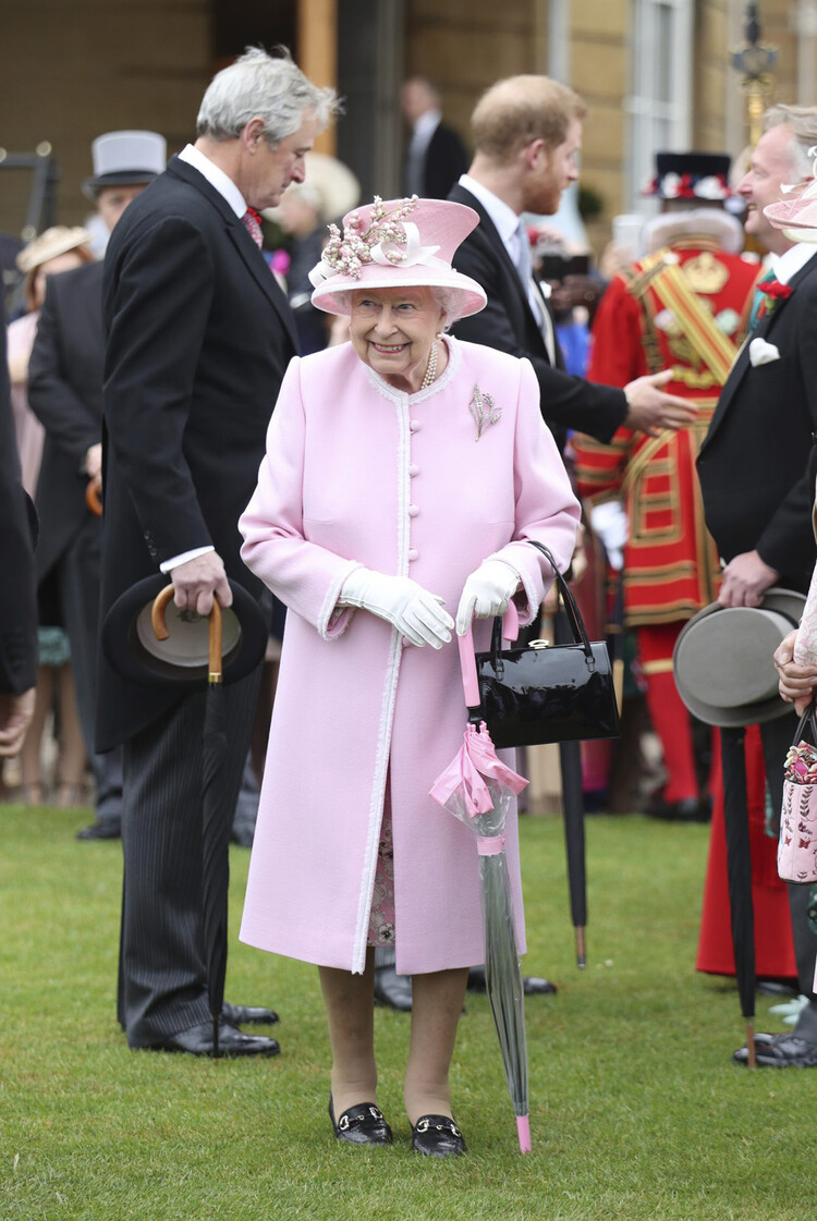 Королева Елизавета II во время вечеринки в саду Букингемского дворца, 2019