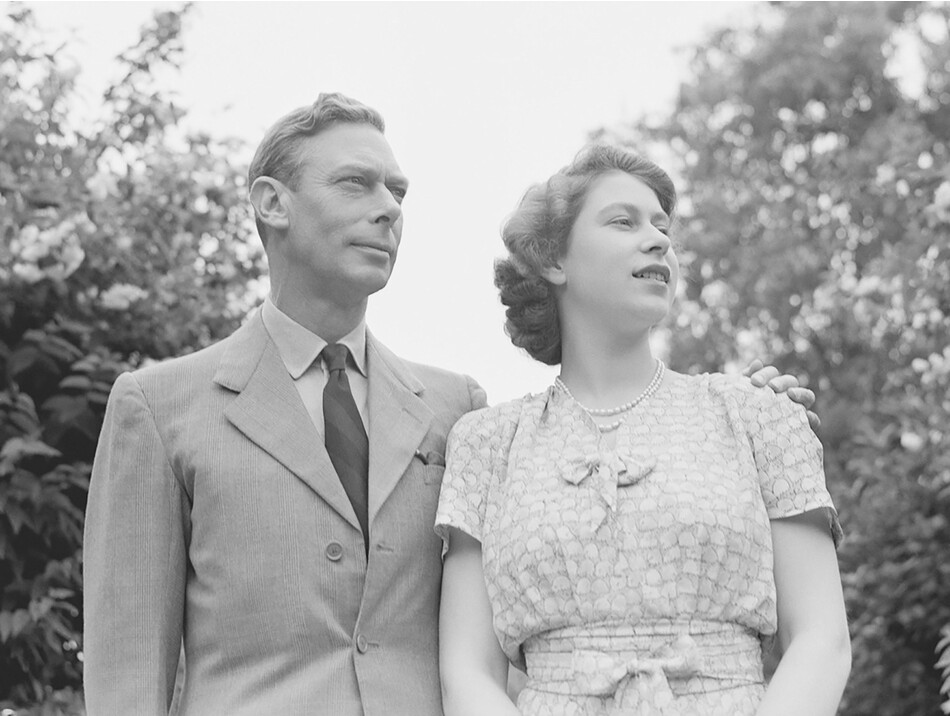 Король Георг VI и будущая королева Елизавета II в саду Виндзорского замка, Англия, 8 июля 1946