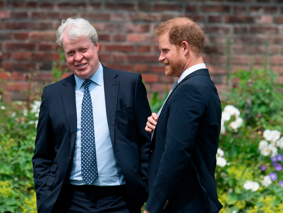 Граф Спенсер беседует с принцем Гарри, герцогом Сассекским в Затонувшем саду Кенсингтонского дворца во время открытия статуи принцессы Дианы в день её 60-летия, 1 июля 2021 года в Лондоне, Англия