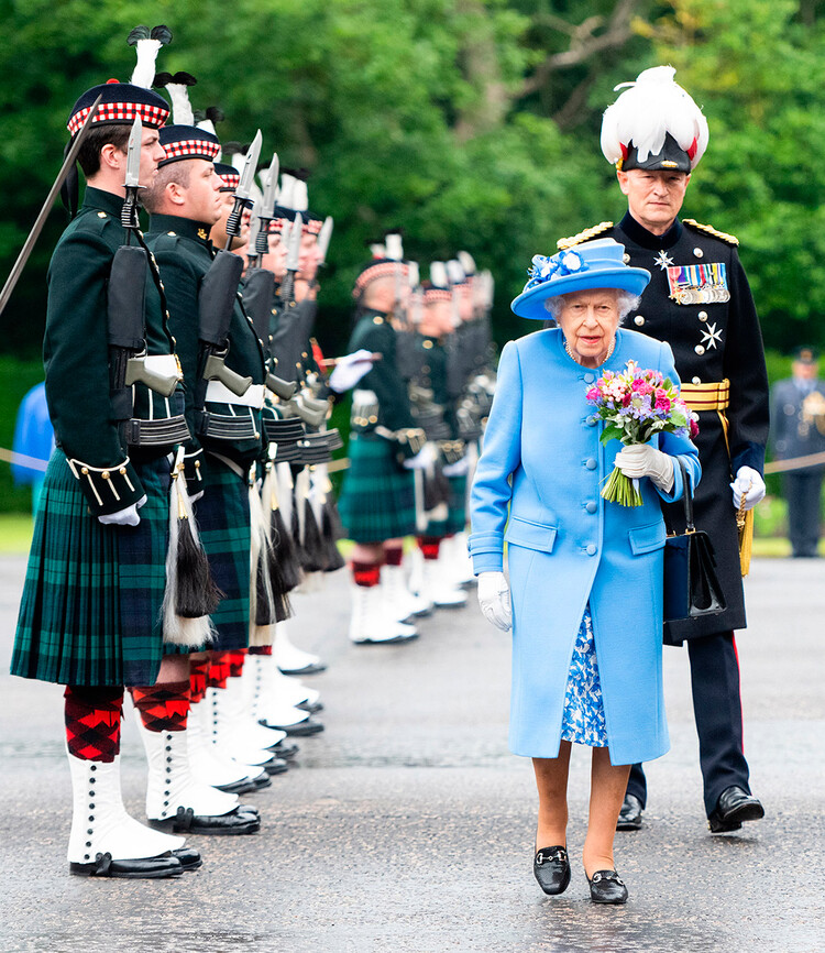Королева Елизавета II и губернатор Эдинбургского замка генерал-майор Аластер Брюс из Крионаиха посетили дворец Холируд 28 июня 2021 года в Эдинбурге, Шотландия