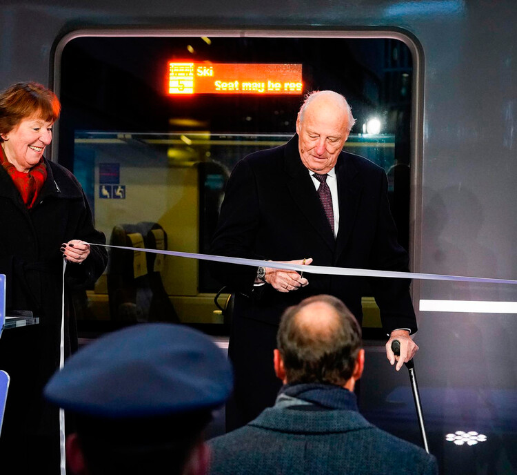 Король Харальда V на открытии Фоллобан - новой железнодорожной дороги между Олсо и городом Ски 12 декабря 2022 года, Норвегия
