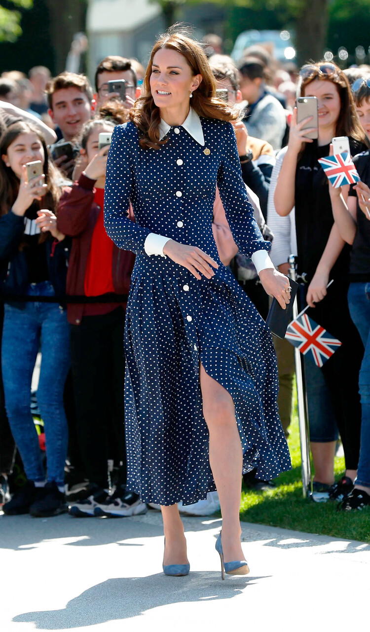 Кэтрин, герцогиня Кембриджская в платье от Alessandra Rich с деликатным вырезом, прибывает на выставку &quot;День Д&quot; в Блетчли-парке 14 мая 2019 года в Блетчли, Англия
