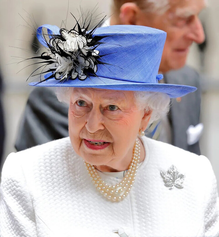 Елизавета II может пропустить поминальную службу по принцу Филиппу, чтобы не появляться на публике в инвалидной коляске