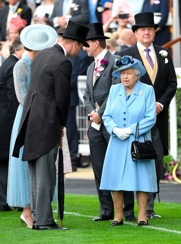 Королева Елизавета II беседует с принцем Уильямом, герцогом Кембриджским и Кэтрин, герцогиней Кембриджской в первый день королевских скачек Royal Ascot на ипподроме в Аскоте 18 июня 2019 года, Англия
