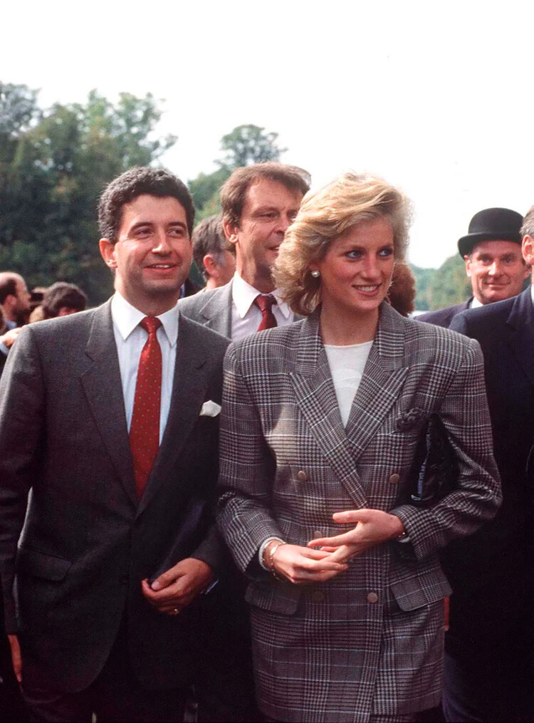 Принцесса Диана со своим личным секретарём Патриком Джефсоном на скачках Burghley Horse Trials в Стэмфорде, Линкольншир 10 сентября 1989 г., Англия