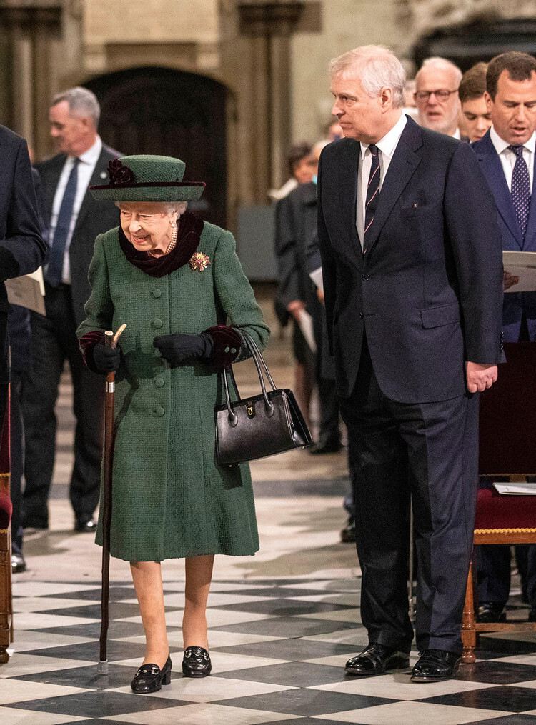 Королева Елизавета II прибывает в Вестминстерское аббатство в сопровождении принца Эндрю, герцога Йоркского, на службу в честь герцога Эдинбургского 29 марта 2022 года в Лондоне, Англия