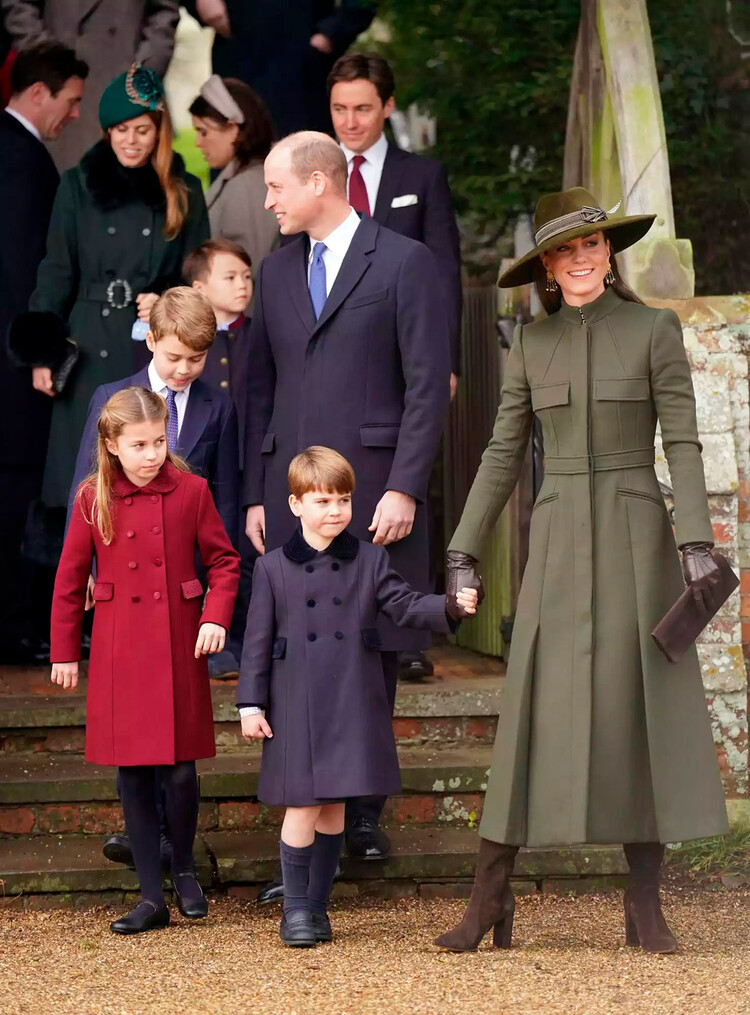 Принц Уэльский, Луи вместе семьёй и остальными членами королевской семьи покидает свою первую рождественскую службу в церкви Святой Марии Магдалины в Сандрингеме 25 декабря 2022 года, Норфолк