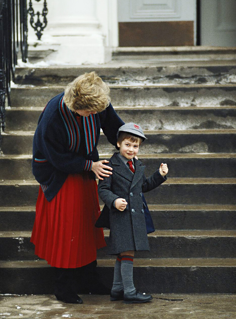 Принцесса Диана с принцем Уильямом в первый день в школе Уэтерби 15 января 1987