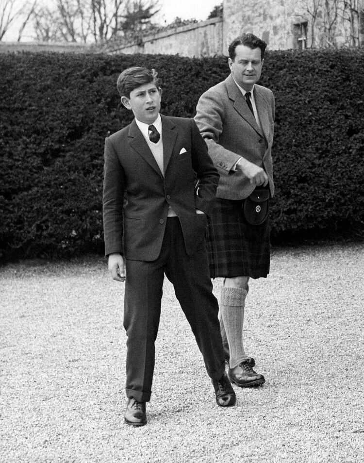 Принц Чарльз прибывает в школу Гордонстоун в Шотландии на свой первый семестр, и его показывает капитан Иэн Теннант, председатель совета управляющих