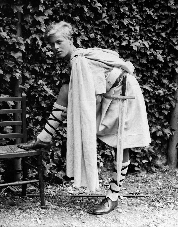 Принц Греции Филипп (позже герцог Эдинбургский) в костюме для постановки &laquo;Макбет&raquo; в школе Гордонстоун, Морей, Шотландия, июль 1935 года