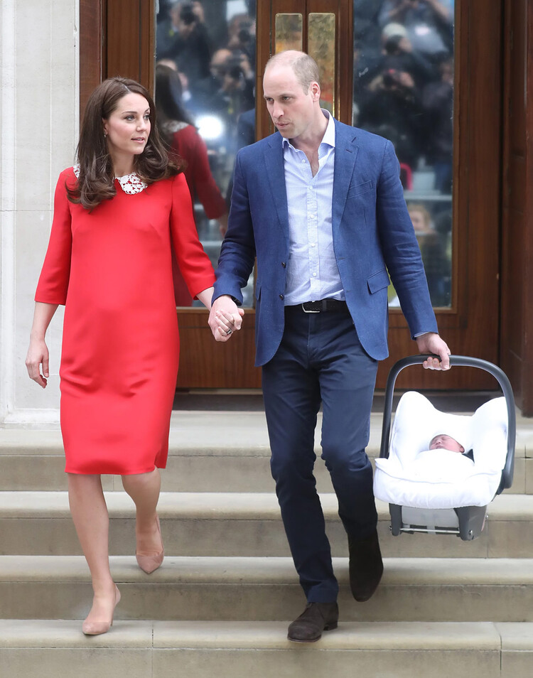 Принц Уильям, герцог Кембриджский, и Кэтрин, герцогиня Кембриджская с новорожденным принцем Луи Кембриджским покидают больницу Святой Марии 23 апреля 2018 года в Лондоне, Англия