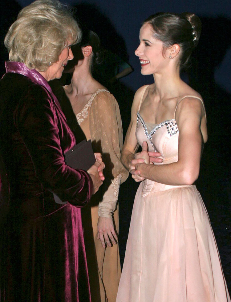 Камилла Паркер-Боулз встречает Дарси Басселл в конце зимнего гала-выступления оперы и балета в Королевском оперном театре в Лондоне, 2004