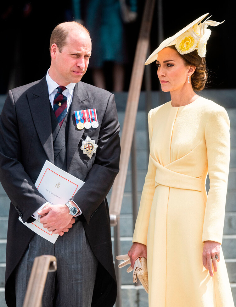 Принц Уильям и герцогиня Кэтрин прибывают на торжественную церковную службу в соборе Святого Павла взявшись крепко за руки 3 июня 2022 года в Лондоне, Англия