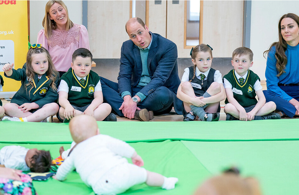 Принц Уильям, герцог Кембриджский и его жена Кэтрин, герцогиня Кембриджская во время посещения начальной школы Святого Иоанна в Глазго 11 мая 2022 года
