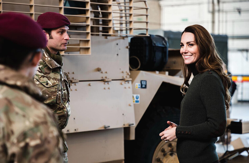 Кейт Миддлтон с солдатами-стажёрами во время визита герцогов Кембриджских к 101-й бригаде оперативного обеспечения на аэродроме Абингдон в ноябре 2021 года, Англия