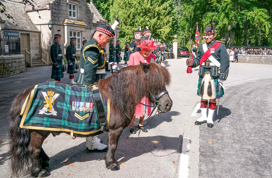 Королева Елизавета II общается с пони по имени Круачан IV во время инспекции Балаклавской роты 5-го батальона Королевского полка Шотландии у ворот в Балморале, 9 августа 2021 года в Баллатере, Абердиншир