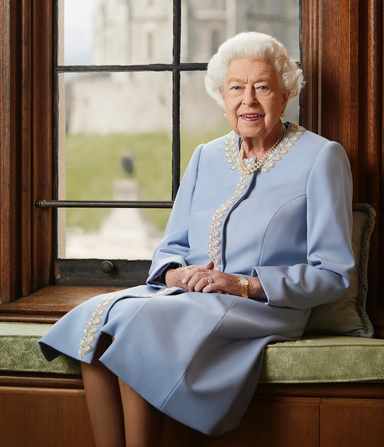 Королева Елизавета II представила миру новый официальный портрет в честь празднования Платинового Юбилей, 2022