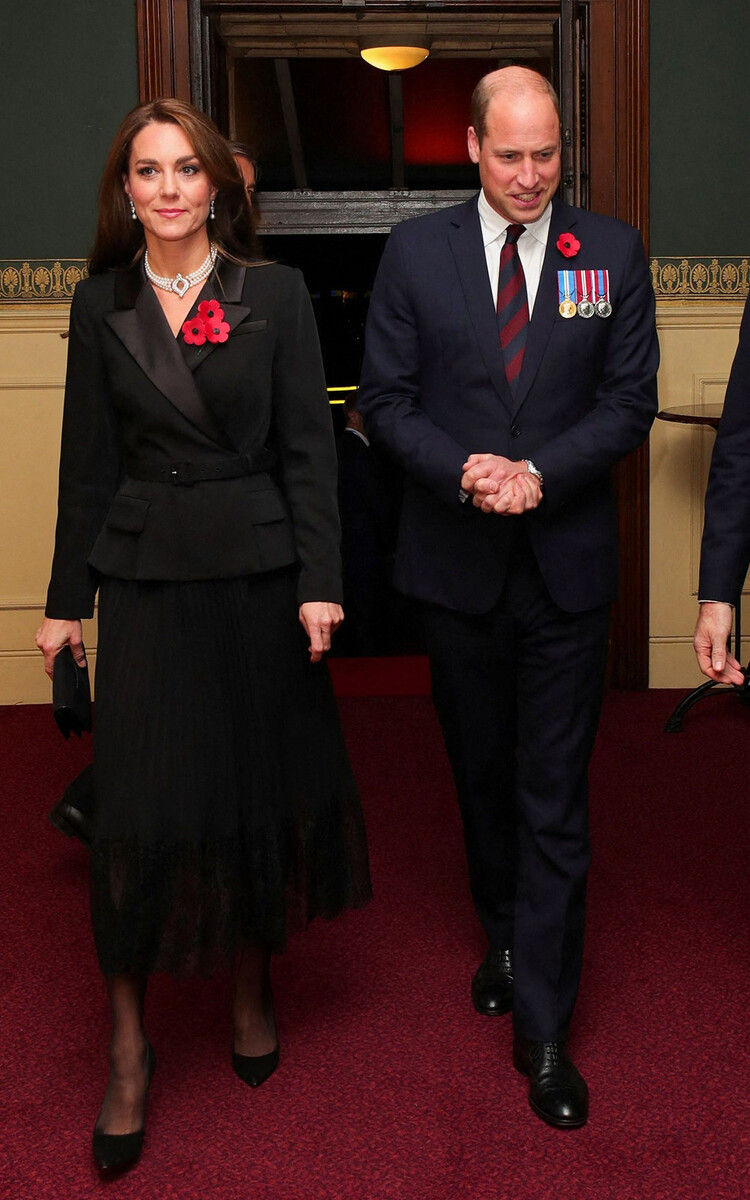 Кэтрин, принцесса Уэльская и Уильям, принц Уэльский прибывают на ежегодный вечер памяти в Королевском Альберт-Холле 12 ноября 2022 года в Лондоне, Англия