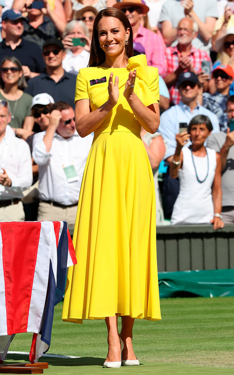 Кэтрин, герцогиня Кембриджская во время церемонии награждения участников в финале женского одиночного разряда во Всеанглийском клубе лаун-тенниса и крокета 9 июля 2022 года в Лондоне, Англия