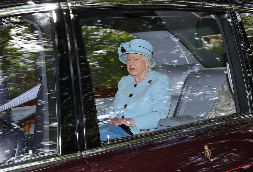 Елизавета II едет в замок Балморал в Шотландии
