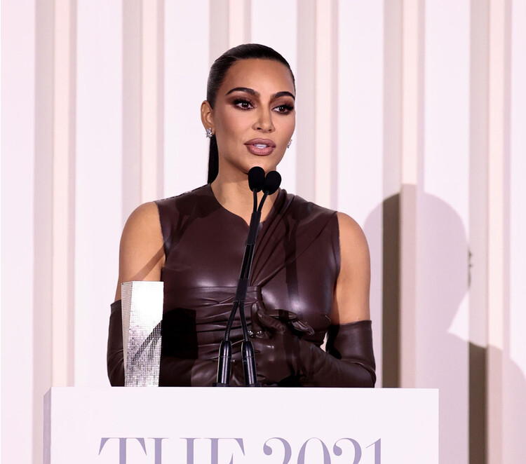 Ким Кардашьян Уэст принимает награду Magazine 2021 Innovator Awards MOMA 1 ноября 2021 года в Нью-Йорке