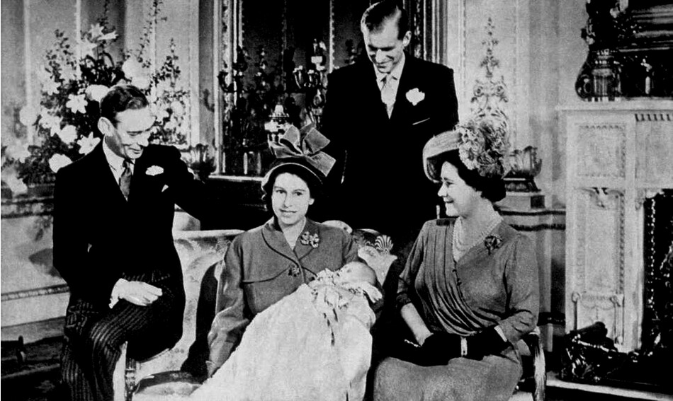 Принц Филипп и Елизавета II с первенцем Чарльзом.jpeg