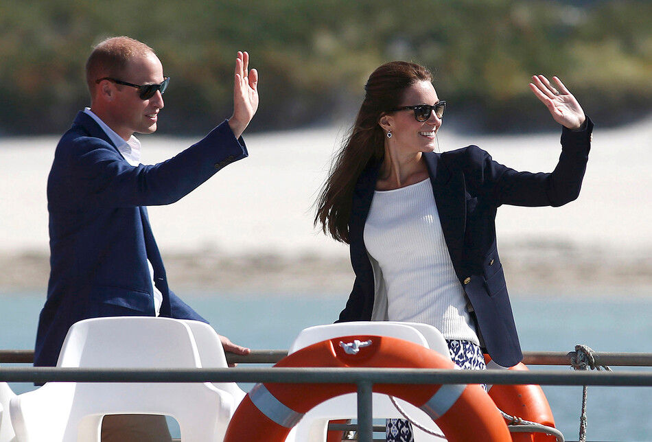 Принц Уильям и Кейт Миддлтон&nbsp;совершить поездку на лодке в Сент-Мартинс, 2 сентября 2016 года на островах Силли, Англия
