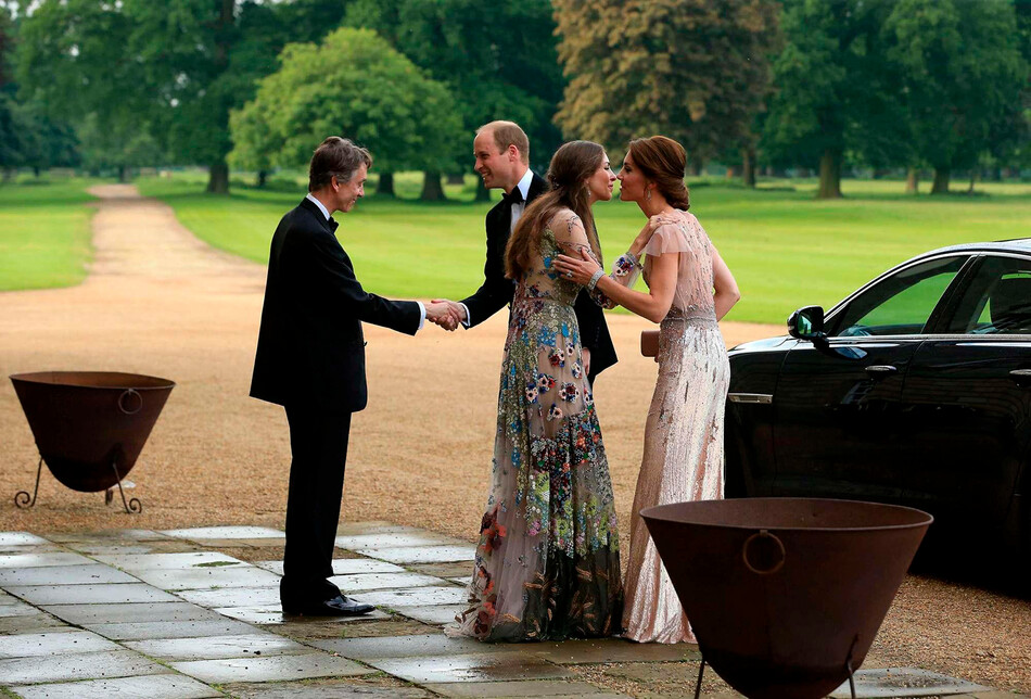 Принц Уильям и Кэтрин, герцогиня Кембриджская с Дэвидом Чолмондели, маркизом Чолмонделей и Роуз Чолмонделей, маркизой Чолмонделей во время благотворительного гала-ужина в поддержку детских хосписов Восточной Англии в Хоутон-холле 22 июня 2016 года в Кингс-Линн, Англия