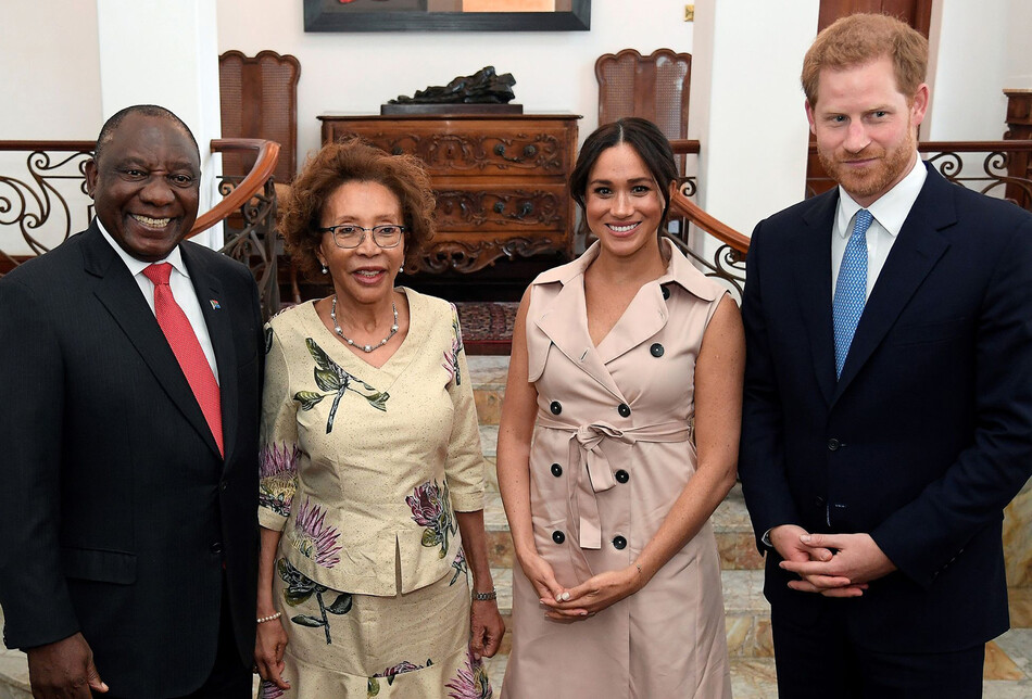 Принц Гарри, герцог Сассекский и Меган, герцогиня Сассекская встречаются с президентом Южной Африки Сирилом Рамафосой и его женой Чепо Моцепе в официальной резиденции президента на десятый день их турне по Африке 2 октября 2019 года в Претории, Южная Африка