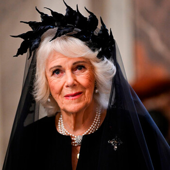 Почему королева Камилла выбрала чёрное платье для встречи с папой римским?