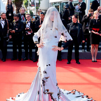 Платье под названием «Опалённая невеста» стало одним из лучших на Каннском фестивале
