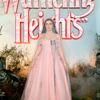 Charli XCX появилась в образе невесты на лондонской премьере «Грозового перевала»