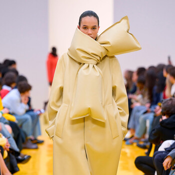 Новая игра форм и материалов: чем удивила коллекция Loewe осень-2026